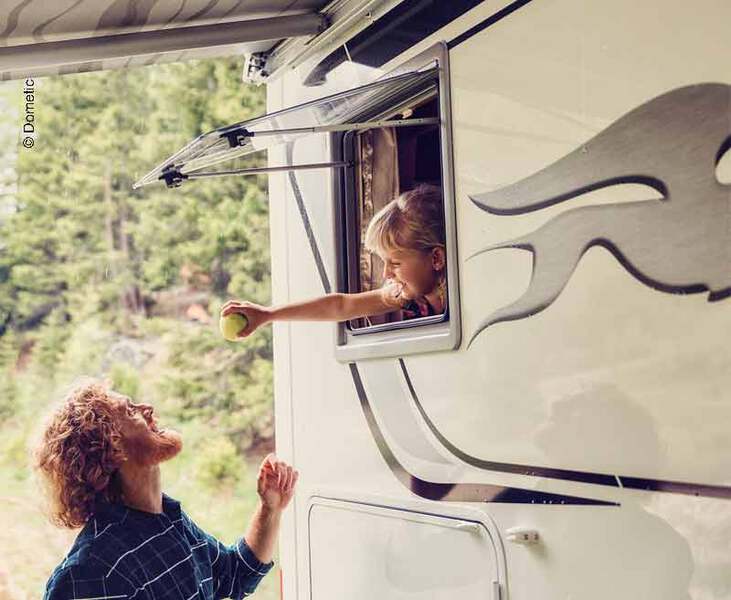 Dometic Seitz S4 - Finestra a compasso per camper e van - oscurante e zanzariera integrati - 900x400mm